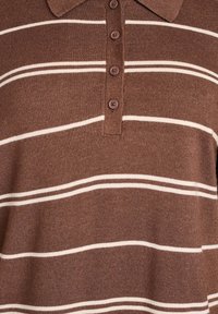 Bruine poloshirt met horizontale witte strepen, gemaakt van zacht materiaal met een kraag en drie bruine knopen bij de sluiting.