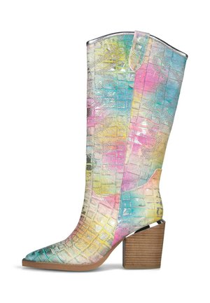 Cizmă de cowboy până la genunchi, cu textură multicoloră pastelată de crocodil și toc bloc de lemn stratificat.