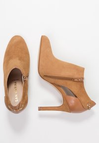 San Marina Klassiska stövletter - brown