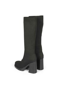 Botas de tela de color verde oscuro hasta la rodilla con un acabado texturizado y un tacón grueso negro. Presentan un ajuste ceñido sin cierres visibles.