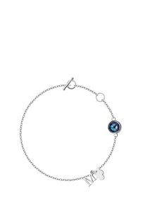 Srebrna bransoletka łańcuszkowa z niebieskim kamieniem szlachetnym i zawieszką w kształcie litery "M" z akcentem w postaci chmury, prezentująca delikatny, misterny wzór.