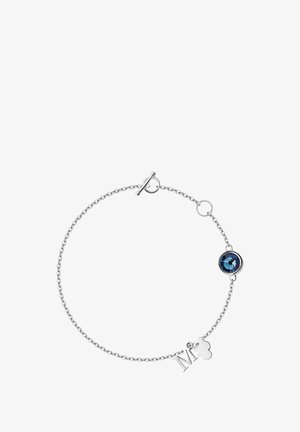 Srebrna bransoletka łańcuszkowa z niebieskim kamieniem szlachetnym i zawieszką w kształcie litery "M" z akcentem w postaci chmury, prezentująca delikatny, misterny wzór.