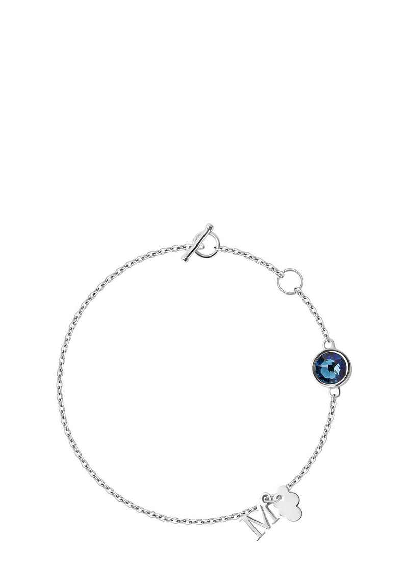 Srebrna bransoletka łańcuszkowa z niebieskim kamieniem szlachetnym i zawieszką w kształcie litery "M" z akcentem w postaci chmury, prezentująca delikatny, misterny wzór.