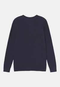 Ciemnogranatowy sweter o prążkowanej fakturze, długie rękawy, okrągły dekolt, z subtelnym przeszyciem z tyłu oraz prążkowanymi mankietami i krawędzią.