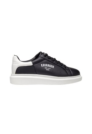 Schwarzer Ledersneaker mit weißer Ferse und Sohle, schwarzen Schnürsenkeln und dem Aufdruck "KAVANAGH Est. 2017 GIANNI" an der Seite.