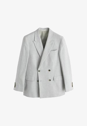 Hellgrauer, doppelreihiger Blazer mit spitzen Revers, vier Knöpfen an den Manschetten und Pattentaschen vor weißem Hintergrund.