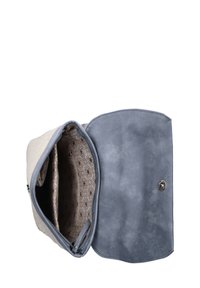 Bolso de cuero gris claro con un acabado suave, que presenta una solapa azul oscura y un interior estampado. Incluye detalles de cierre de cremallera y magnéticos.