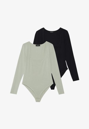 Dois bodysuits de manga longa: um em verde claro, o outro em preto. Ambos têm um decote quadrado e um design ajustado com uma textura suave.