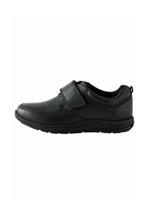 Chaussures en cuir noir avec un bout rond, une sangle Velcro, un dessus texturé et une semelle rembourrée pour le confort et le soutien.