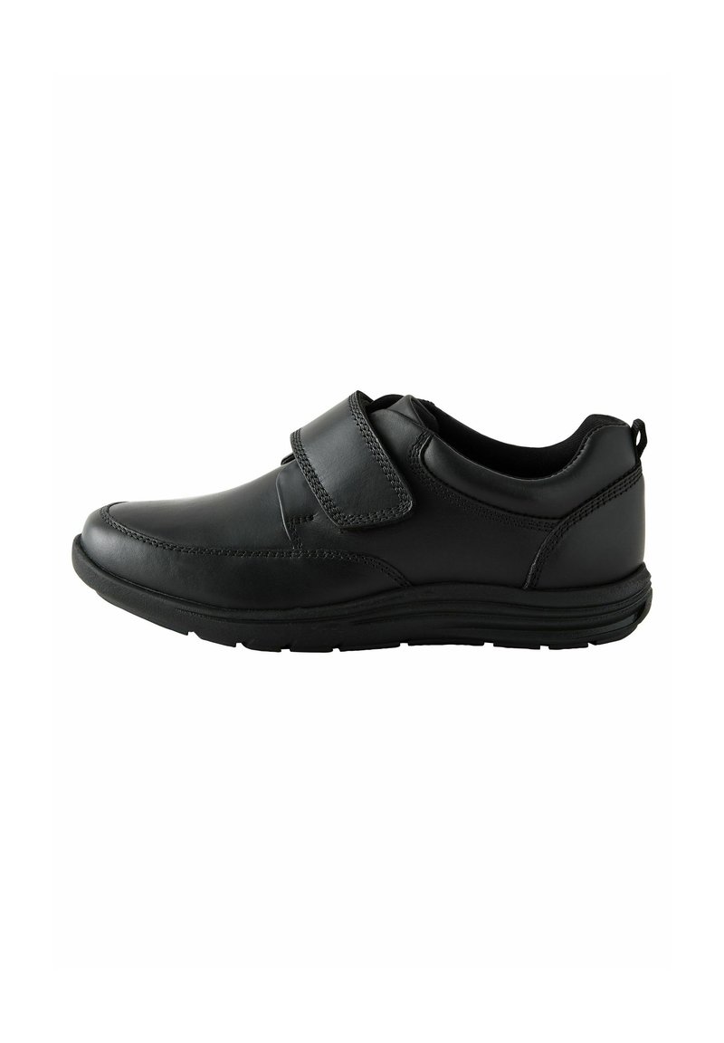 Chaussures en cuir noir avec un bout rond, une sangle Velcro, un dessus texturé et une semelle rembourrée pour le confort et le soutien.