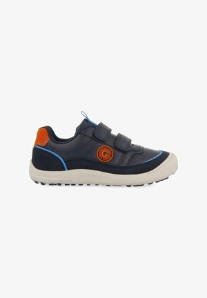 Zapatillas azul marino con dos correas de velcro, acento naranja en el talón y un logo circular. Parte superior texturizada, suela acolchada con patrón de tracción.