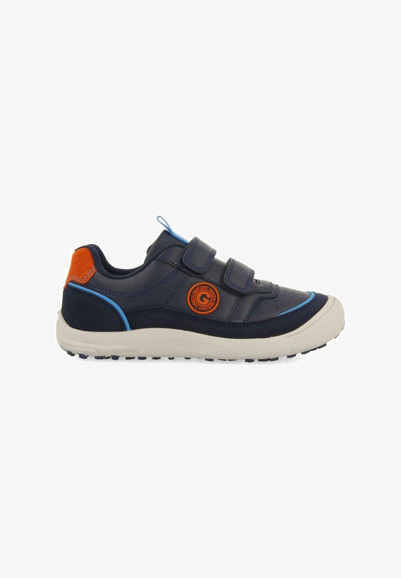 Baskets bleu marine avec deux straps en Velcro, accent orange sur le talon et un logo circulaire. Tige texturée, semelle rembourrée avec un motif de traction.