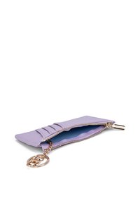 Portafoglio in pelle viola con chiusura a zip, accessori in oro, design plissettato su un lato e un interno di un contrastante azzurro chiaro.