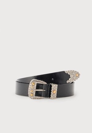 Cintura in pelle nera con fibbia, passante e punta in argento decorati con accenti dorati floreali e di uccelli, mostrata arrotolata su uno sfondo bianco.