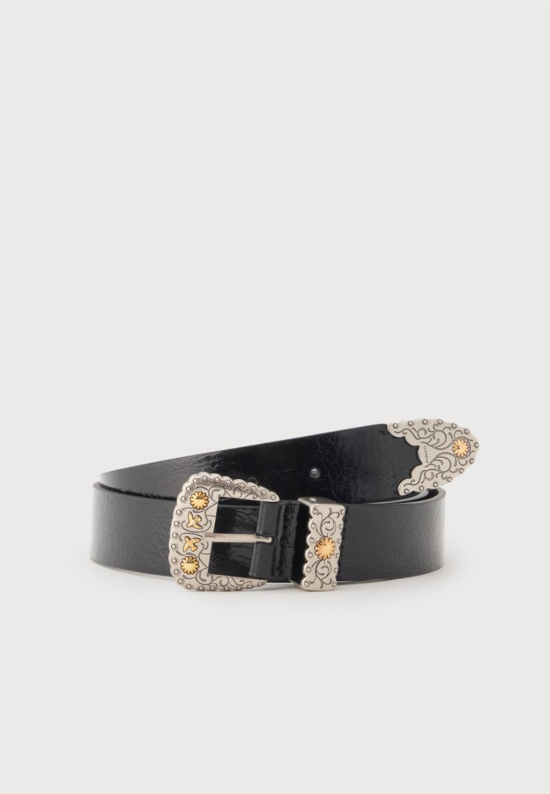 Fekete bőröv díszes ezüst csattal, hurkokkal és végződéssel, arany virág- és madármotívumokkal, fehér háttéren feltekerve bemutatva.