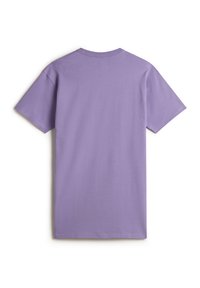 T-shirt z krótkim rękawem w lawendowym odcieniu, wykonany z miękkiej bawełny. Prosty fason z okrągłym dekoltem, bez wyraźnych wzorów czy zdobień.