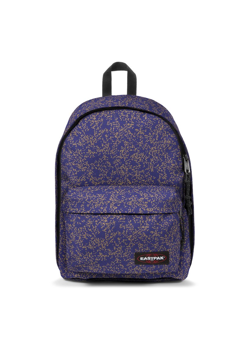 Mochila púrpura con un patrón dorado moteado, cierre de cremallera, bolsillo frontal y correas de hombro acolchadas. Cuenta con un asa de transporte en la parte superior.