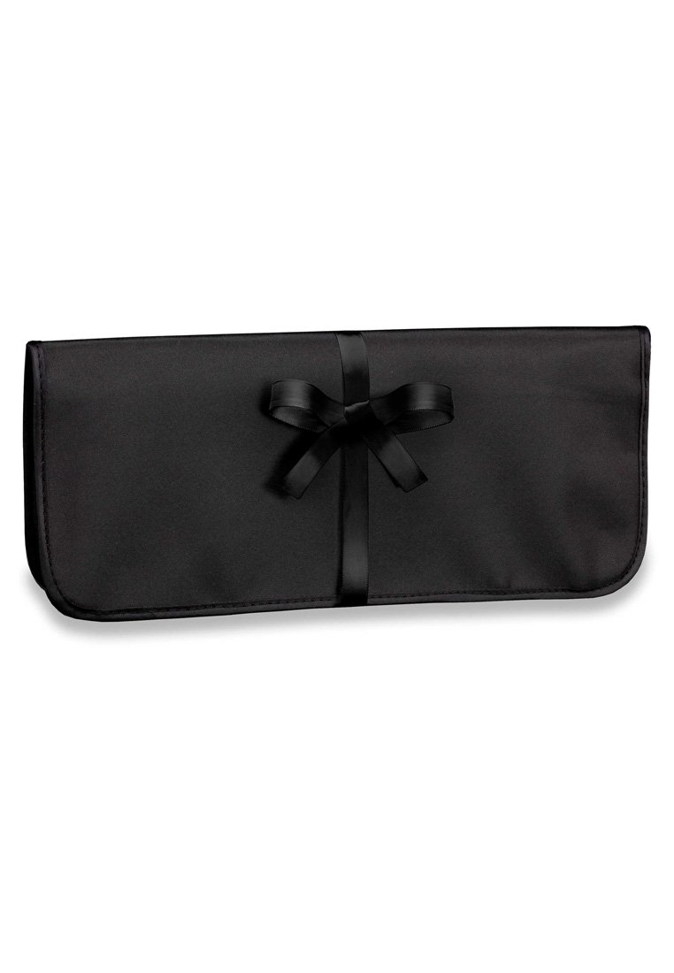 Pochette en tissu noir à la texture lisse, de forme rectangulaire, avec un nœud en satin au centre pour la fermeture. Design élégant et minimaliste.