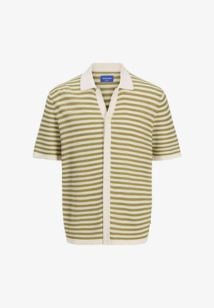 Chemise à manches courtes à rayures olive et blanches, avec un col crème, une fermeture à boutons sur le devant et une texture en tricot ouvert.