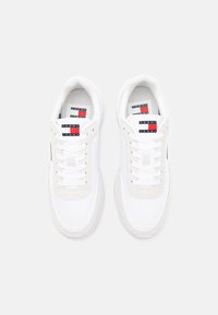 Tommy Jeans W TECH RUNNER ESS - Zapatillas - white
