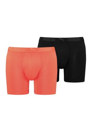 Zwei Paar enganliegende Boxershorts; eine in leuchtendem Koralle mit Logo-Bund, die andere in uni Schwarz, beide aus glattem Stoff gefertigt.