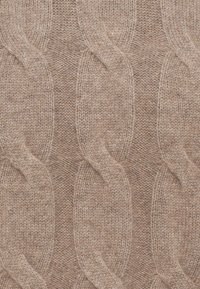 Strickstoff in einem hellbeigen Farbton mit einem strukturierten Kabelmuster. Weiches Erscheinungsbild mit verflochtenen Schlaufen und glattem Hintergrund.