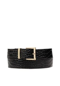 Zwarte faux krokodillenleren riem met een glanzende afwerking, voorzien van een rechthoekige gouden metalen sluiting en textuurdetails op het oppervlak.