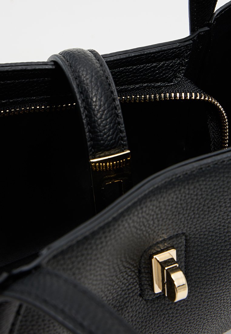 Bolso de mano de cuero negro con una textura granulada, que presenta un cierre y acentos de hardware dorados. Vista interior que muestra un compartimento espacioso.