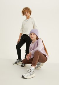 Yourturn Kids - UNISEX 2 PACK - Tracksuit bottoms - black/brown Thumbnail Image 1