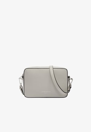 Sac bandoulière en cuir gris de forme rectangulaire, avec des accents noirs, une sangle ajustable et des ferrures en argent. Logo de la marque à l'avant.