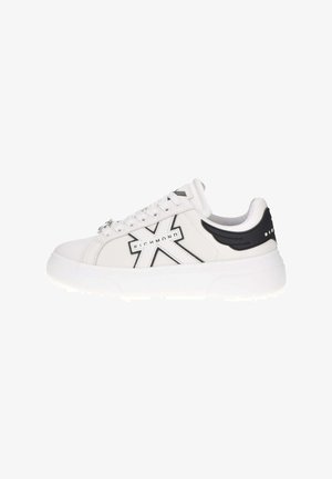 Baskets blanches en cuir lisse avec une semelle épaisse. Présentent un accent noir et un logo noir proéminent en forme de X sur le côté.