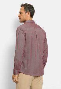 Langarmhemd in einem weinroten und hellen Muster, mit Button-Down-Kragen und verstellbaren Manschetten, aus einem weichen gewebten Stoff gefertigt.