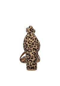 Leopardprint hoge hak met een gestructureerde stoffen bovenkant, open achterkant en enkelbandje met gespsluiting; heeft een stevige, effen gekleurde hak.