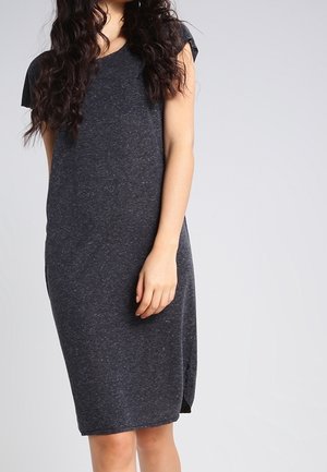 Ciemnoszara sukienka z krótkim rękawem wykonana z miękkiego materiału o swobodnym kroju, z bocznym rozcięciem dla wygody ruchów i minimalistycznym designem.