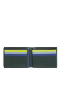 Portafoglio in pelle verde aperto per mostrare multiple fessure per carte nei colori giallo, blu e azzurro. Presenta una texture liscia e un design semplice.