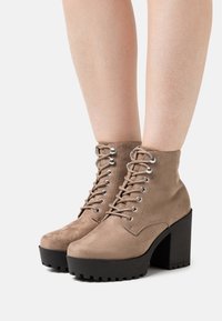 Even&Odd Wide Fit Botins de atacadores - taupe