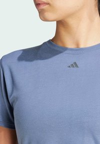 adidas Performance YOGA STUDIO WRAPPED - T-shirts print - preloved ink   grey six