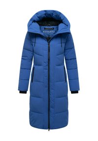 Lange blauwe pufferjas met een capuchon, een ritssluiting aan de voorkant en zijzakken. Heeft een gewatteerd ontwerp en elastische manchetten met contrasterende zwarte accenten.