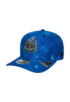 Blau batikgefärbte Baseballkappe mit eingesticktem Newcastle United Wappen auf der Vorderseite und "Stretch Snap" Etiketten auf dem gebogenen Schirm.