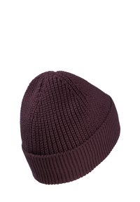 Bonnet en tricot côtelé violet foncé avec un revers, vu légèrement sur le côté sur un fond blanc.