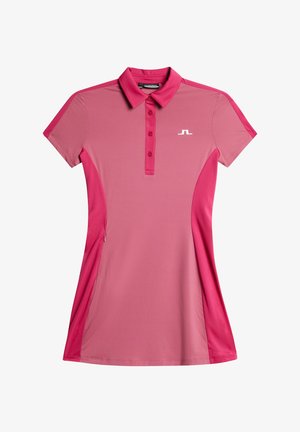 Polo jurk in felroze met een geribbelde textuur, voorzien van een kraag, knoopsluiting en zijpanelen in een iets donkerder roze. Witte logo op de borst.