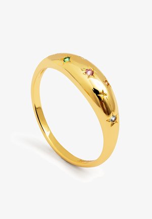Anello tono oro con una fascia liscia e arrotondata che presenta cinque accenti a stella, ognuno incastonato con gemme colorate in rosa, verde e blu.