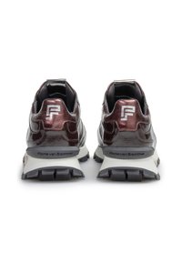 Ett par glansiga mörkröda låga sneakers med svarta och vita robusta sulor, bakre logotyp "F" och "Floris van Bommel"-märken på klackarna.