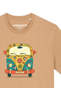 Beige T-Shirt mit einem bunten Retro-Van-Design, das Blumen, Herzen und das Wort "FRIEDEN" auf einem hellen Hintergrund zeigt.