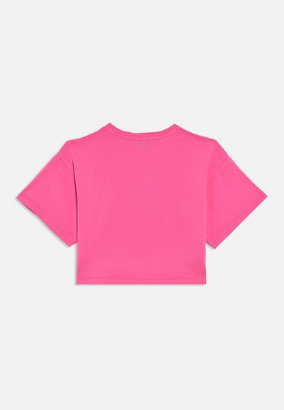 Φωτεινό ροζ cropped T-shirt με κοντά μανίκια και στρογγυλή λαιμόκοψη, εμφανίζεται από πίσω σε απλό φωτεινό φόντο.