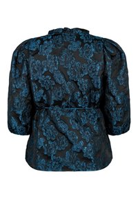 Blusa nera con motivi floreali blu a rilievo, maniche puff a tre quarti e dettaglio in vita sfrangiato, vista da dietro.
