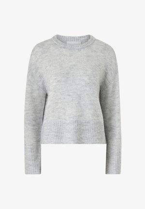 Lys grå strikket sweater med rund halsudskæring, lange ærmer og ribkant. Blød struktur og let afslappet pasform.