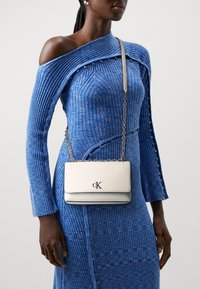 Calvin Klein Jeans MINIMAL MONOGRAM FLAP - Borsa a tracolla - creamy white