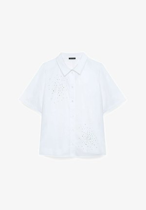 Cămașă albă cu mâneci scurte și închidere cu nasturi, având broderie decorativă în culori și dimensiuni variate pe partea stângă jos.