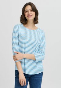 Top azzurro chiaro con strisce orizzontali e motivi a pois, caratterizzato da maniche tre quarti, scollatura rotonda e vestibilità comoda.